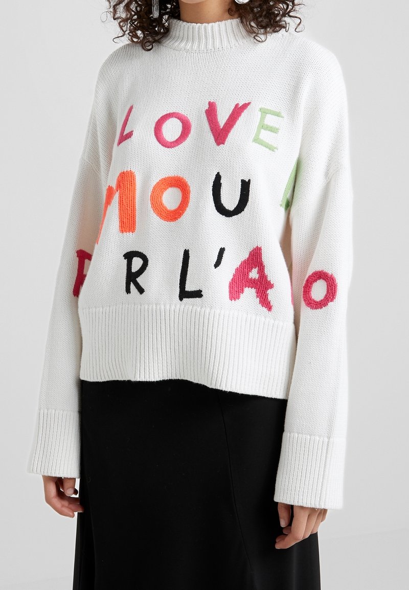 Pull en tricot blanc avec le texte multicolore « LOVE MOUR' PARL'AO », col et poignets côtelés. Coupe décontractée, texture douce.