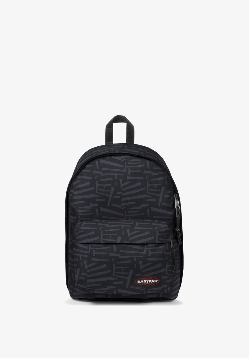 Schwarzer Rucksack mit einem strukturierten Muster aus abstrakten Linien. Verfügt über eine Front-Reißverschlusstasche und einen oberen Griff. Hergestellt aus robustem Stoff.