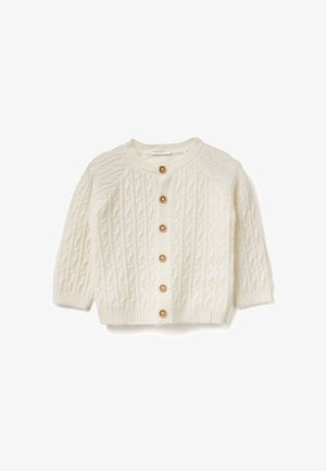 Cardigan per bambini di colore crema a maglia a treccia, con scollo rotondo e sei bottoni in legno sulla parte frontale.