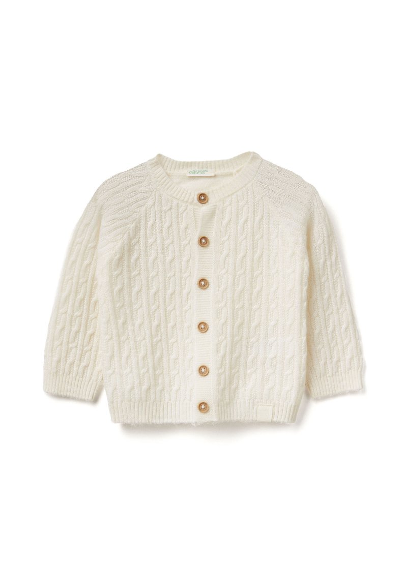 Krémový dětský kardigan s pleteným vzorem, kulatým výstřihem a šesti dřevěnými knoflíky vpředu.