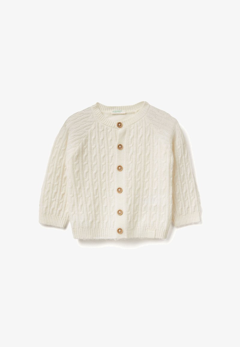 Krémový dětský kardigan s pleteným vzorem, kulatým výstřihem a šesti dřevěnými knoflíky vpředu.