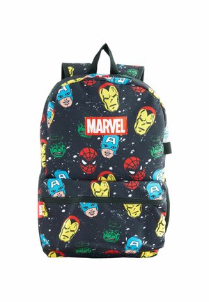 Rucsac cu un fundal din țesătură neagră împodobit cu fețele colorate ale personajelor Marvel, prezentând un logo roșu proeminent "MARVEL" în partea din față.