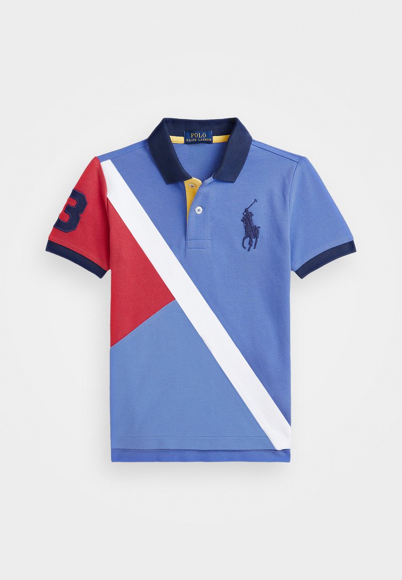 Polo shirt bleu, avec des accents diagonaux rouges et blancs, symbole "3" sur la manche, col jaune et logo brodé sur la poitrine.