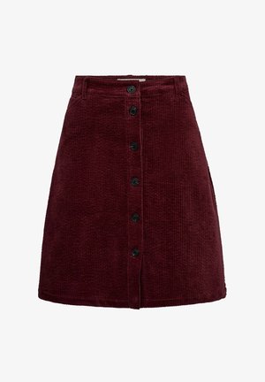 Bordeaux corduroy rok met een rechte snit, voorzien van een knoopsluiting aan de voorkant met zwarte knopen en zijzakken.