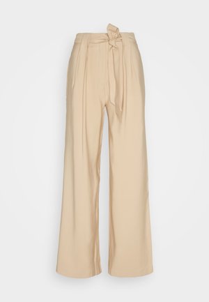 Beige wijde broek in een gladde stof, met een gestrikt taille detail en voorplooien voor een gestructureerde vorm.