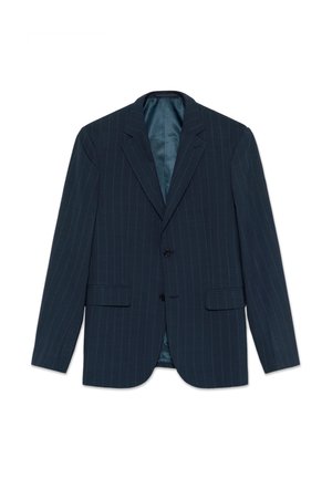 Tengerészkék vékony csíkos blézer, egysoros, két első zsebbel, hajtókás gallérral, fekete gombokkal és sima kék béléssel.