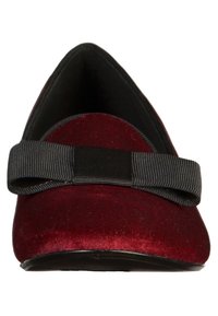 Rote Samtflatschuhe mit einer schwarzen gestreiften Schleife über dem Vorderfuß, glatte Textur, spitzer Zehenbereich und einer flachen Sohle.