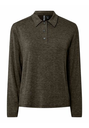 Ciemnooliwkowy sweter polo z długim rękawem, posiadający trzy guziki i klasyczny kołnierz, z metką "Pieces" wewnątrz dekoltu.