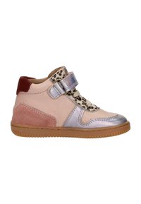 Roze en mauve hoge sneakers met metalen accenten, leopardenprintdetails en een klittenbandsluiting. Rubberen zool, textuur materialen, zijstiksels.