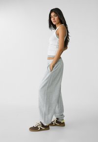 Stradivarius WITH PIPING  - Pantalon de survêtement - grey