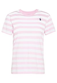 Camiseta de manga corta en rosa y blanco con rayas horizontales, cuello redondo y pequeño logo en azul marino en el pecho. Tejido de algodón.