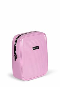 Roze harde cosmetica tas met ribbelstructuur, zwarte ritsaccenten en een rechthoekige vorm. Kenmerkt een logo aan de voorkant.