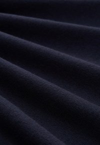 Dunkelblauem Stoff mit einer weichen, strukturierten Oberfläche, die subtile Falten und ein glattes Erscheinungsbild zeigt. Ideal für Bastel- oder Polsteranwendungen.
