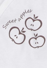 Weißer Stoff mit einem braunen grafischen Design von drei Äpfeln und dem Text "Süße Äpfel". Die Äpfel haben einfache Umrisse und Blätter.