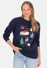 Sudadera azul marino con gráficos coloridos navideños que incluyen un muñeco de nieve, un árbol, regalos y un hombre de jengibre. Material de algodón, cuello redondo.