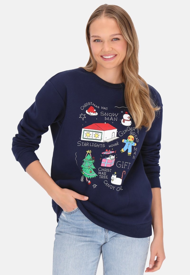 Sudadera azul marino con gráficos coloridos navideños que incluyen un muñeco de nieve, un árbol, regalos y un hombre de jengibre. Material de algodón, cuello redondo.