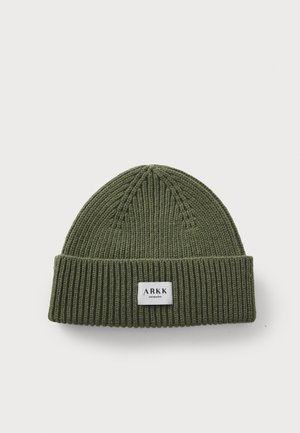 Dunkelgrüner Strickbeanie mit umgeschlagenem Rippenbündchen. Verfügt über ein kleines weißes Etikett mit "ARKK"-Markenaufdruck auf der Vorderseite.