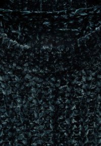 Tummansininen plush-kangas, jossa on teksturoitu, pehmeä pinta. Materiaalissa on tiheä nippu, joka tuo esille rikkaan, samettisen ulkonäön.