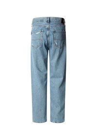 Svetlo modri traper hlače, pravokotne oblike, s srednje visokim pasom in klasičnimi zadnjimi žepi, ki imajo rahle detajle obrabe.