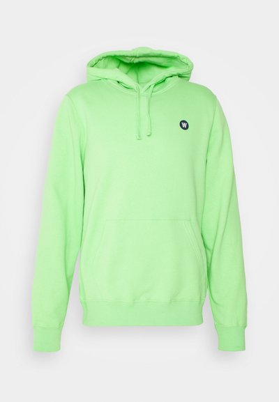 Grønn hettegenser med snøring i hetta, frontlomme i kengurustil og en liten logo på brystet. Laget av myk, strukturert stoff.