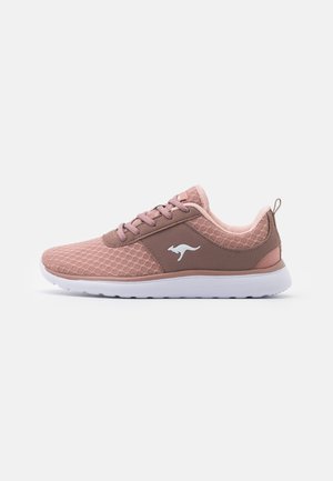 Jasnoróżowy i mauve sportowy but z siateczkową cholewką, zawiązywany na sznurowadła, z białym logo kangura i białą podeszwą na jednolitym tle.