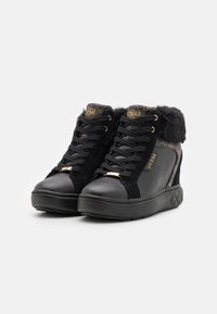Sneakers neri alti realizzati in pelle e scamosciato, con un colletto in pelliccia sintetica, dettagli dorati e pannelli laterali testurizzati.