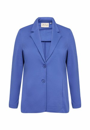 Modrý blazer vyrobený z měkké tkaniny, s klopovým límcem, dvěma knoflíky a dlouhými rukávy; jednoduchý a přizpůsobený design.