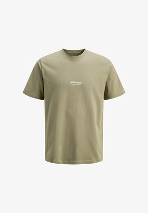 T-shirt in cotone verde oliva con collo rotondo classico e maniche corte, con un piccolo logo bianco sul petto. Design semplice e sobrio.