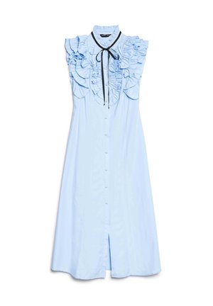 Vestido midi sem mangas azul claro com ombreiras plissadas e fechamento frontal com botões, e laço de fita preto no colarinho alto.