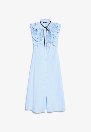 Vaaleansininen hihaton midi-mekko, jossa on röyhelöitä olkapäillä ja edessä, nappikiinnitys ja musta nauhapanta korkeassa kauluksessa.