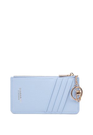 Portefeuille en cuir bleu clair avec une finition texturée, comportant une fermeture éclair, des emplacements pour cartes et un accent de porte-clés en or.