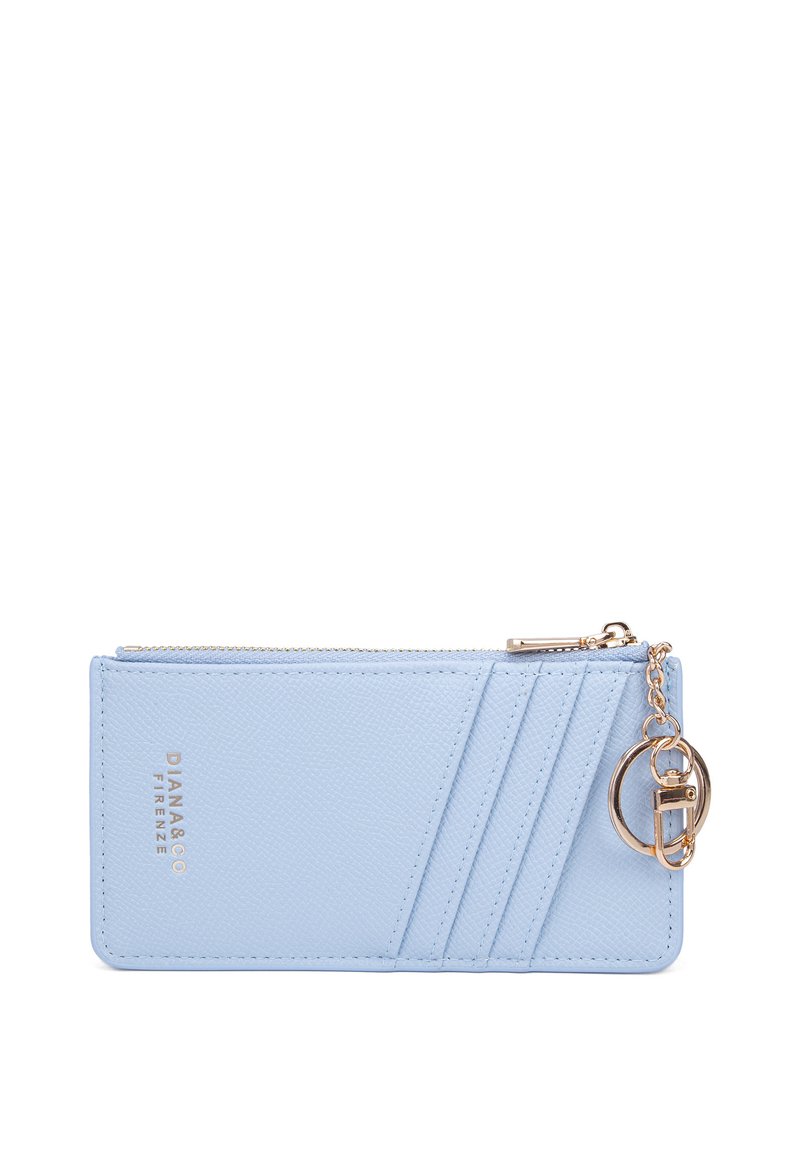 Lichtblauwe leren portemonnee met een gestructureerde afwerking, voorzien van een ritsluiting, pasjesvakjes en een gouden sleutelhangeraankleding.
