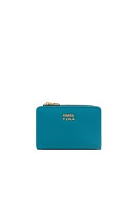 Cartera de cuero en color verde azulado con una textura suave, cierre de cremallera y un logo de la marca en tono dorado en la parte frontal. Forma rectangular y diseño compacto.