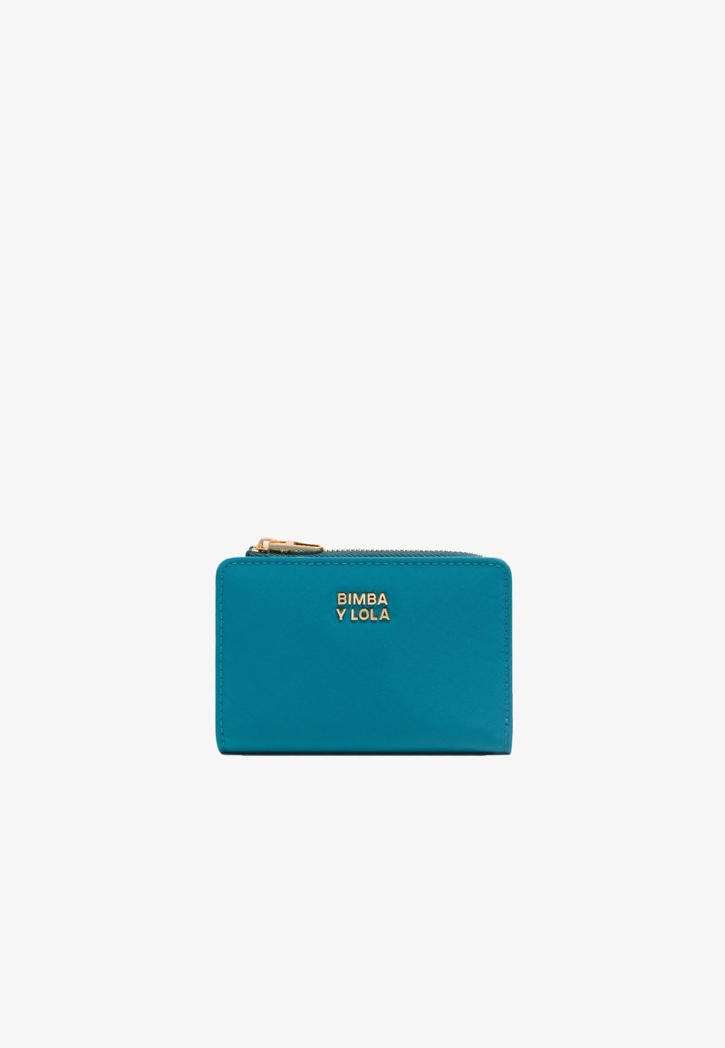 Cartera de cuero en color verde azulado con una textura suave, cierre de cremallera y un logo de la marca en tono dorado en la parte frontal. Forma rectangular y diseño compacto.