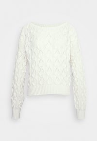 Weißer Strickpullover mit Zopfmuster, schulterfreiem Design, gerippten Bündchen und Saum, aus leichtem, strukturreichem Stoff.