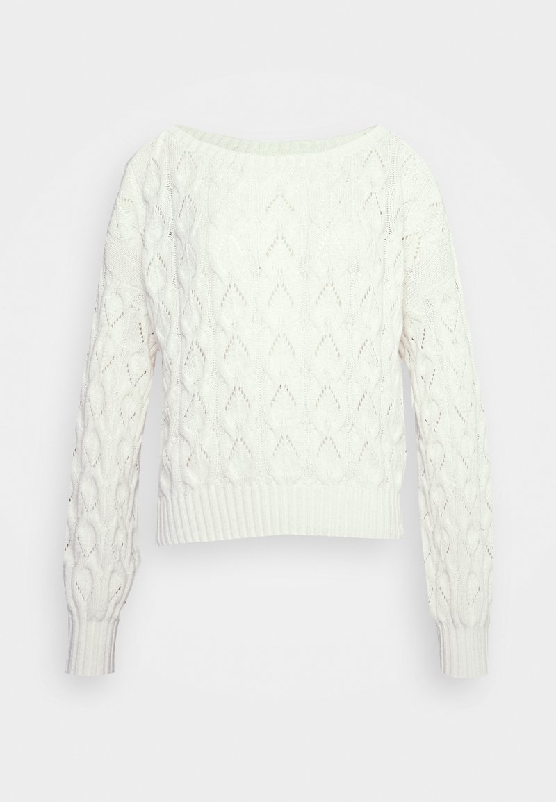 Weißer Strickpullover mit Zopfmuster, schulterfreiem Design, gerippten Bündchen und Saum, aus leichtem, strukturreichem Stoff.