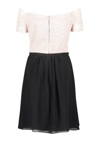 Sukienka odkrywająca ramiona z jasnoróżowym koronkowym gorsetem w kwiaty i krótkimi rękawami, zestawiona z czarną spódnicą do kolan.