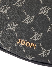 Sort tekstureret materiale med et gentaget gråt mønster. Guld "JOOP!" logo som detalje i nederste højre hjørne.