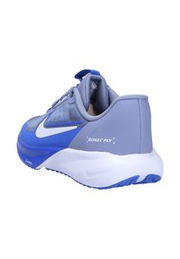 Sive i plave Nike trkačke cipele s mrežastim gornjim dijelom, udobnim potplatom i teksturiranim detaljima, sa "SONIC FLY" logotipom i glatkom završnom obradom.