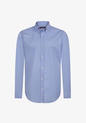 Chemise boutonnee bleu clair à manches longues, col classique et patte de boutonnage à l'avant. Présente un logo brodé sur la poitrine et une texture lisse.