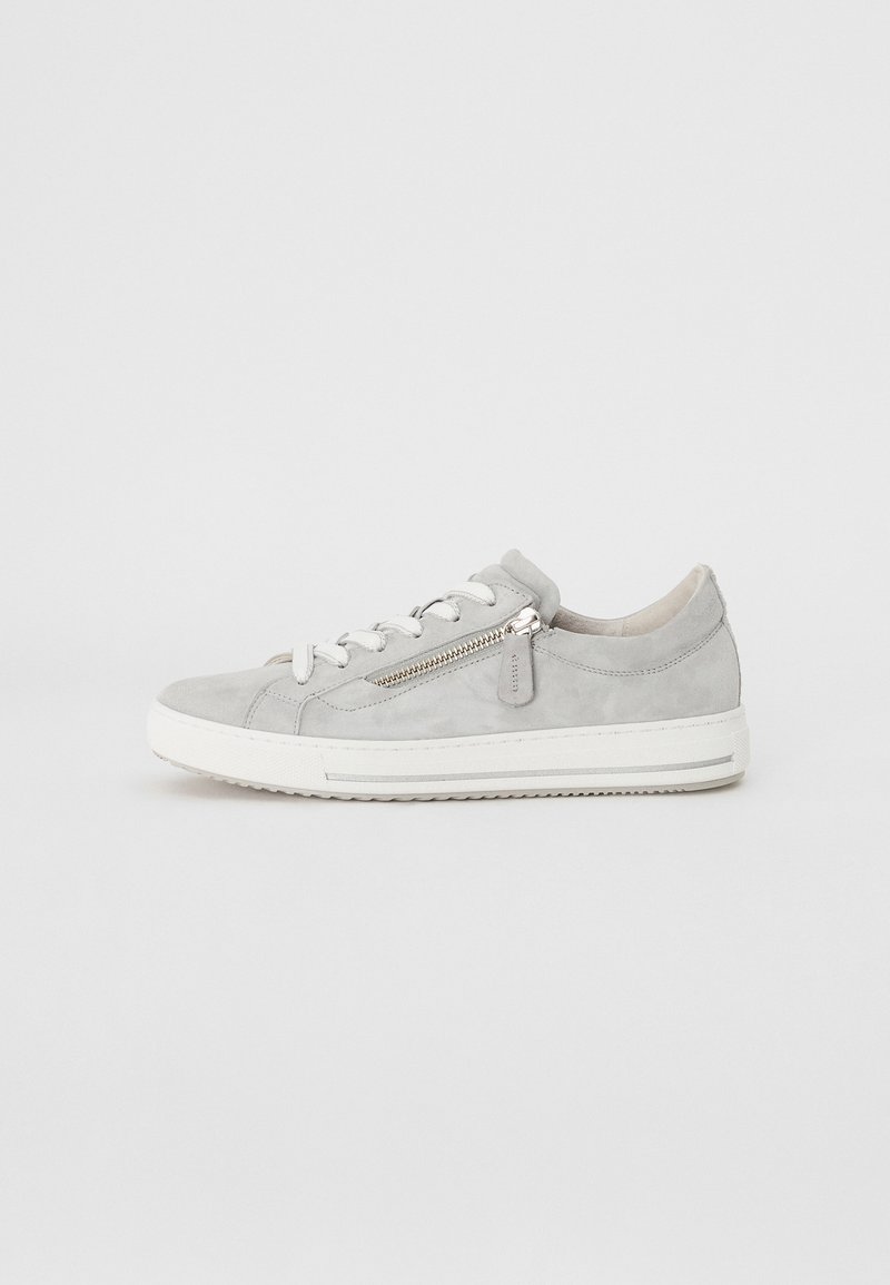 Vaaleanharmaat mokkakengät, joissa on valkoinen kumipohja, nauhat ja koristeellinen sivuvetoketju. Ominaisuuksiin kuuluu pyöreä kärki ja minimalistiset muotoiluelementit.