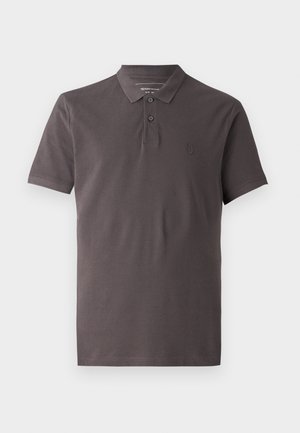 T-paita tummanharmaasta puuvillasta, jossa on kaulus, kolme nappia, lyhyet hihat ja huomaamaton brodeerattu logo vasemmassa rinnassa.