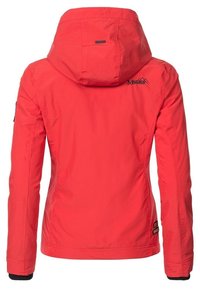 Červená voděodolná bunda s kapucí. Obsahuje elastické manžety, zadní logo a hladkou strukturu. Záda jsou hladká bez dalších detailů.