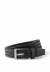 Svart vävd bälte med ett slätt metallspänne, en logotyppräglad lapp och en texturerad yta för grepp och stil.