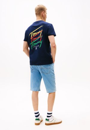 REG TWISTED SIGNTR EXT - Marškinėliai su spaudiniu - dark night navy