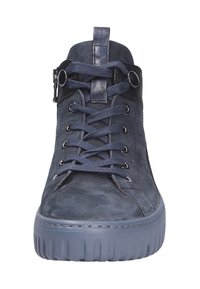 Bottines montantes en daim bleu foncé avec bout rond, surface texturée, lacets plats, fermeture éclair latérale et semelle en caoutchouc épaisse avec motif nervuré.