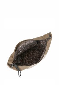 Borsa in suede marrone con chiusura con zip, dotata di una foderatura in tessuto pattern di colore marrone scuro con punti chiari. Il design include una tracolla.