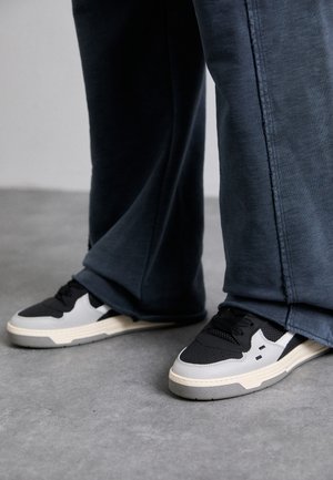 CRUISER UNISEX - Trainers - black