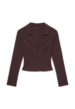 Blouse cintrée manches longues de couleur marron foncé avec un profond décolleté en V, un large col et des coutures pour mettre en forme la poitrine et la taille.