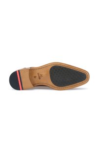 Suola di scarpa in pelle marrone con punta arrotondata. Presenta una texture in gomma nera per la presa, un strato in pelle beige e una striscia rossa come accentuazione.